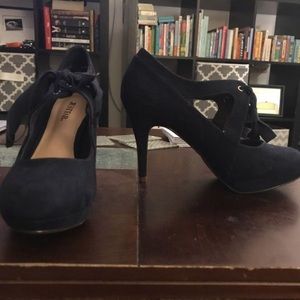 Size 9 just fab navy heels never worn